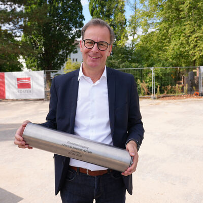 Bild vergr&ouml;&szlig;ern: Grundsteinlegung Albert-Schweitzer-Schule Neu-Isenburg Zeitkapsel