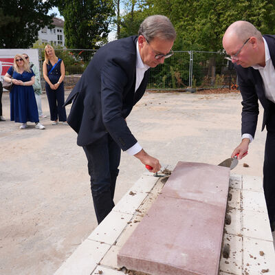 Bild vergr&ouml;&szlig;ern: Grundsteinlegung Albert-Schweitzer-Schule Neu-Isenburg Mörtel