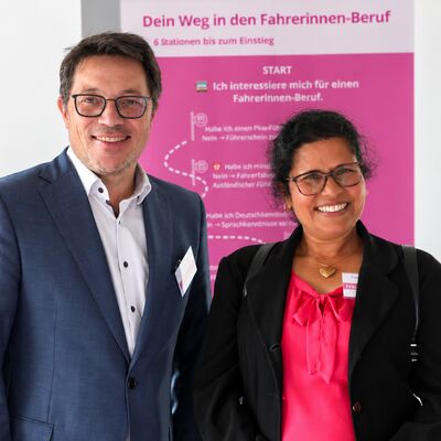 Bild vergr&ouml;&szlig;ern: Aktionstag "Frauen fahren Bus": Carsten Müller mit Shyamalie Nagarajah