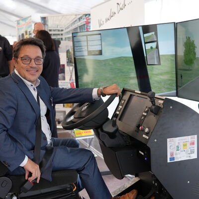 Bild vergr&ouml;&szlig;ern: Aktionstag "Frauen fahren Bus": Carsten Müller im Fahrsimulator