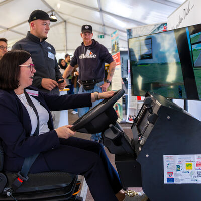 Bild vergr&ouml;&szlig;ern: Aktionstag "Frauen fahren Bus": Staassekretärin Manuela Strube am Fahrsimulator