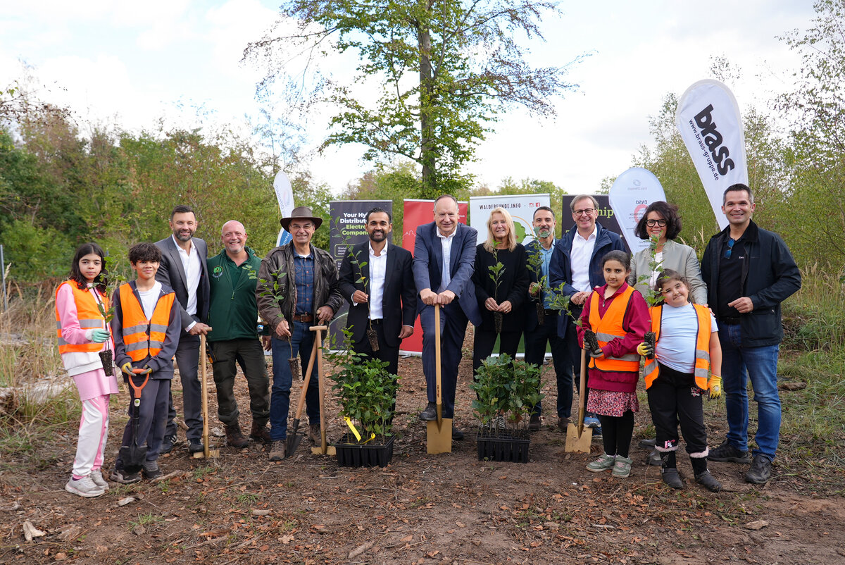 Baumpflanzaktion Waldfreunde Gruppenfoto zu Beginn