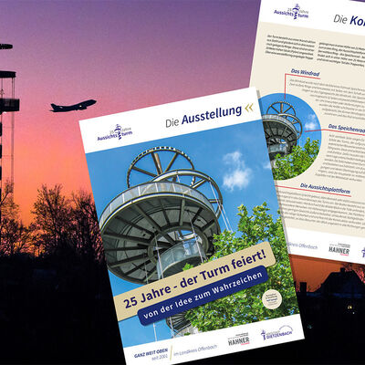 Der Dietzenbacher Aussichtsturm im Abendrot mit zwei Ausstellungsplakaten im Vordergrund.