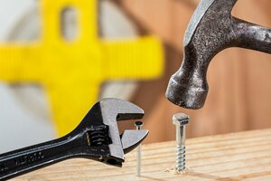 Hammer und Schraubenschlüssel mit Metallwaren