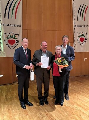 Wolfgang Schroth erhält den mt Ehrenbrief des Landes Hessen 