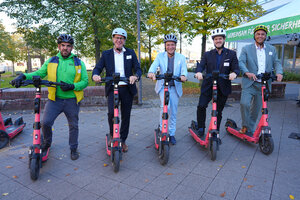 16. Mobilitätsforum: Gruppenfoto E-Scooter