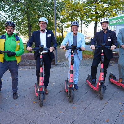 Bild vergr&ouml;&szlig;ern: 16. Mobilitätsforum: Gruppenfoto E-Scooter