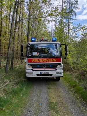 Feuerwehrfahrzeug auf einem Waldweg
