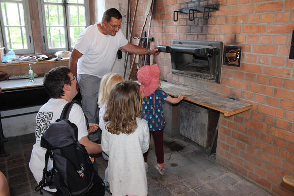 Kinder backen Brot