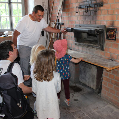 Kinder backen Brot